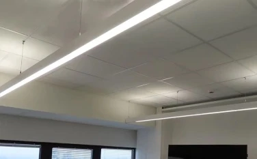 Kaip patobulinti aukštas lubas ir dideles vietas su įdedamu apšvietimu